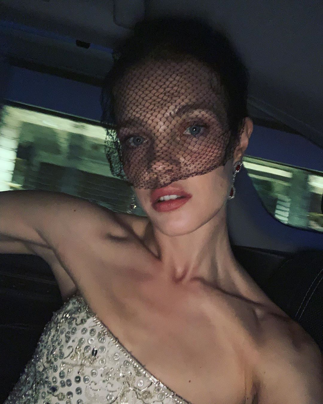 Британський шик: Наталія Водянова захопила елегантним вбранням і бездоганною фігурою на відкритті бутика Chopard